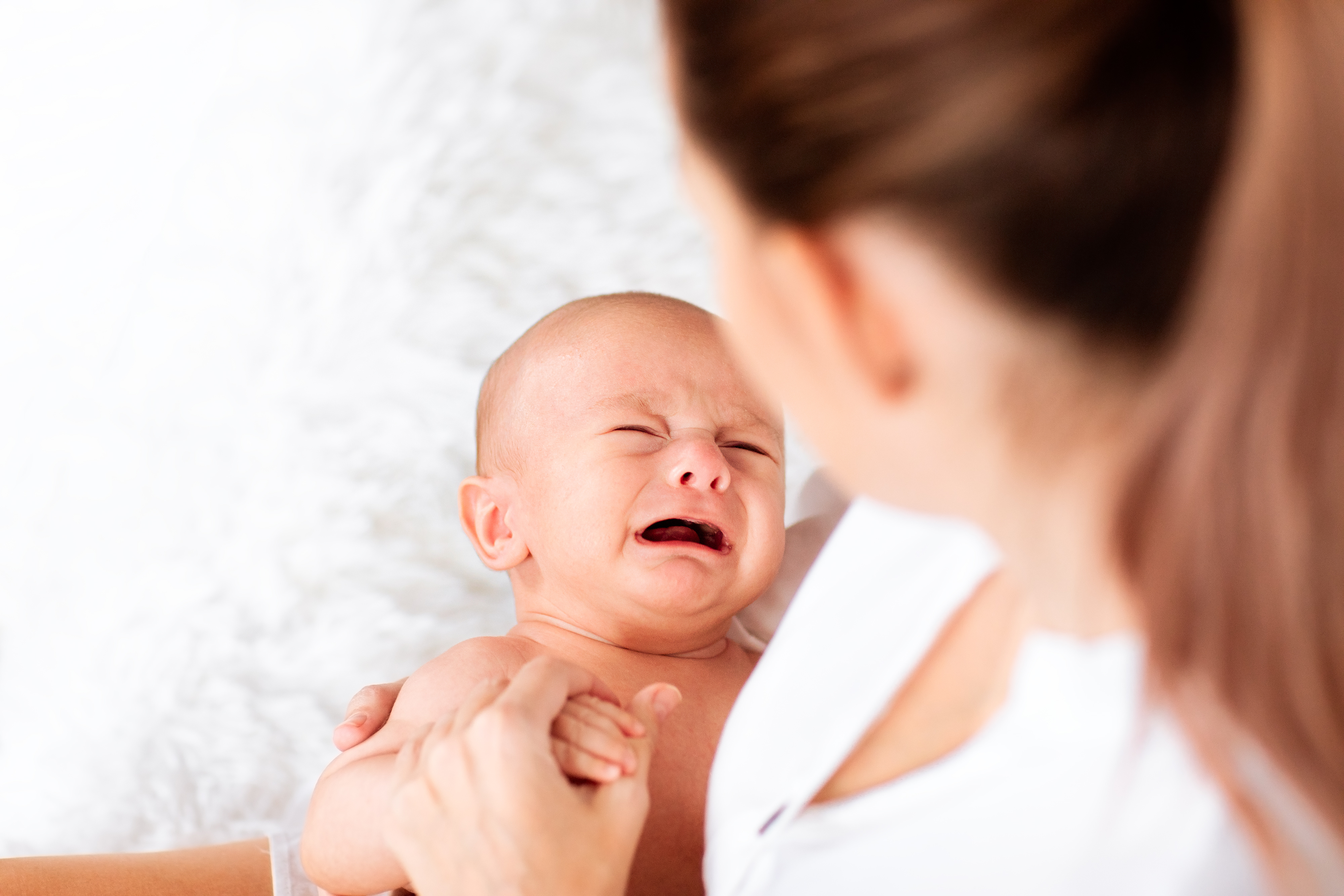 Mutter hält ihr Baby – Therapie für Mutter und Kind
