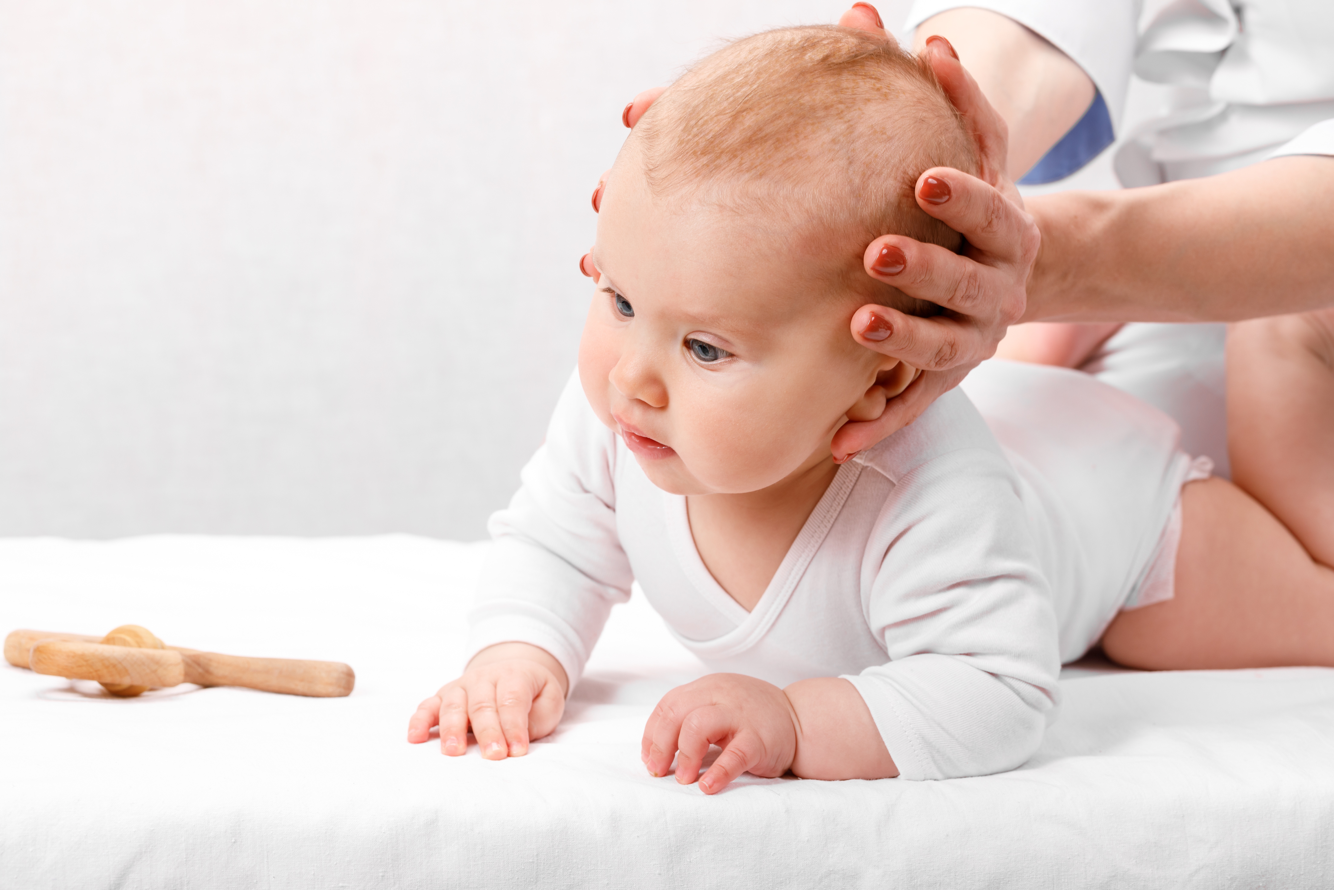 Sanfte Craniosacral Therapie bei einem Baby – Renée Beelen, Praxis in Olsberg