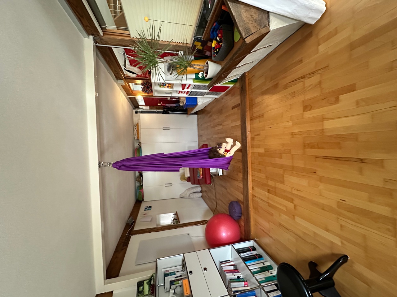 Grosszügiger Therapieraum mit Aerial-Tuch und Spielbereich