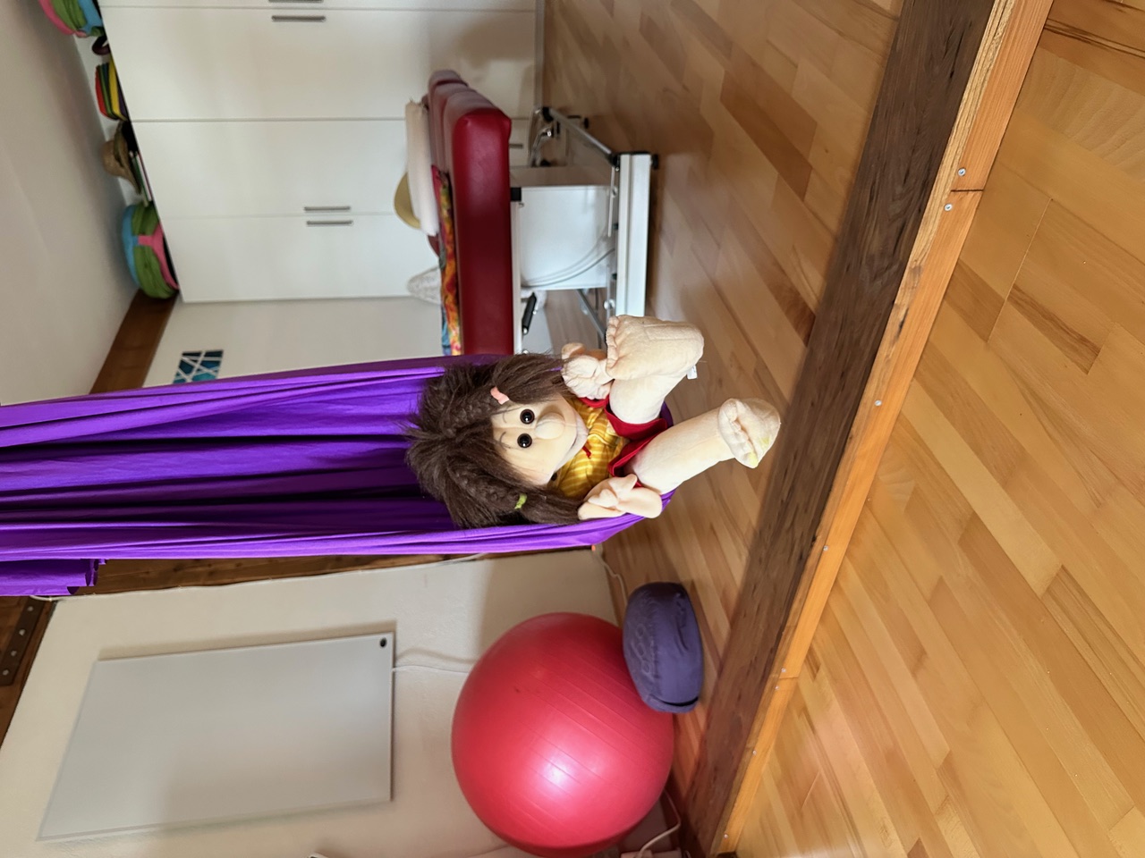Handpuppe im Aerial-Tuch — kinderfreundliche Atmosphäre