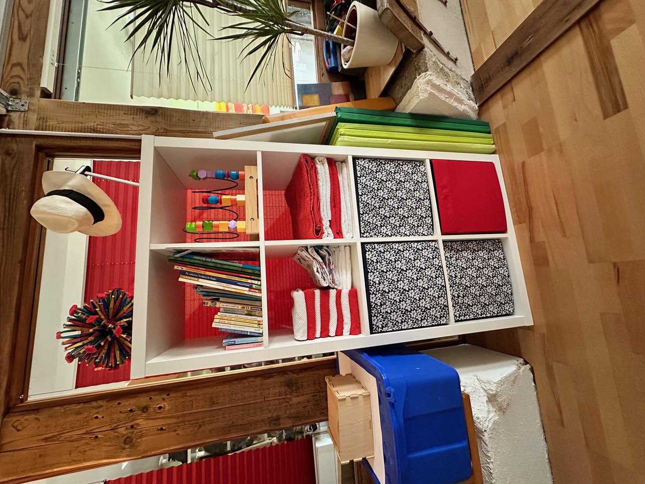 Kinderbücher und Spielmaterial im Wartebereich